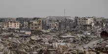 Crollo palazzo Gaza, 11 morti di cui 5 bambini, si scava tra le macerie