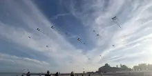 Un 'muro di aquiloni' con la bandiera palestinese sulla spiaggia del Lido