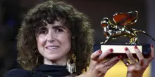 Venezia, vince la regista May el-Toukhy, sul palco le guerre con Naza e Dau