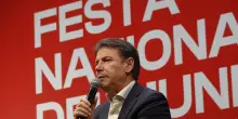 Applausi a Conte alla festa dell'Unit&agrave;, 'ma per vincere andiamo oltre Renzi'
