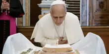 Torta e spumante per il compleanno del Papa