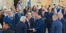 A Mondov&igrave; l'addio a Raffaele Costa, il figlio Enrico abbracciato da Cirio