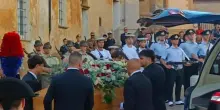 Il feretro di Raffaele Costa arrivato in chiesa, ai funerali anche Tajani