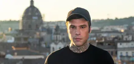 Aggredisce fan fuori da una discoteca, denunciato Fedez