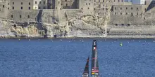 Il vento fa le bizze, ma Luna Rossa non delude: show a Napoli