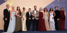 Emmy: 'Widow's Bay' miglior serie comica dell'anno, 'The Pitt' vince ancora come miglior serie drammatica