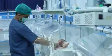 Neonato ritrovato in un sacchetto: '&Egrave; reattivo e si alimenta col biberon'