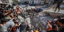 Crolla un palazzo a Gaza, almeno 11 morti. 'Almeno 50 bambini sotto le macerie'