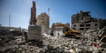 Sale a 21 morti, fra cui 12 bambini, il bilancio dell'edificio crollato a Gaza
