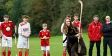 William e Kate in visita in Scozia giocano a shinty