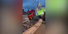 Tir sfonda il guard rail, cabina sospesa nel vuoto: salvo il conducente