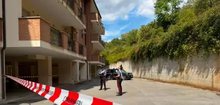 Solo a casa a 5 anni precipita dal balcone, gravissimo