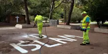 'La vostra integrazione la nostra emarginazione', striscione davanti a scuola