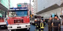 Cestello di una gru cede, gravi due operai caduti da 5 metri