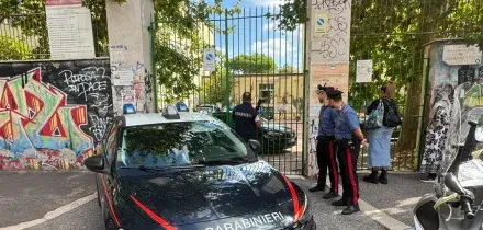 Studente spruzza dello spray urticante e accoltella l'insegnante a Roma. Il racconto dei compagni: 'Aveva ricevuto un debito e la odiava'