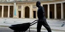 Ai Weiwei, una scultura con la carriola per L'Aquila