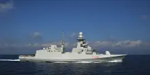 La fregata Bergamini scorta un mercantile italiano a Bab el-Mandeb