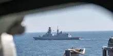 La fregata Bergamini scorta un mercantile italiano a Bab el-Mandeb