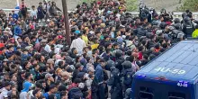 Tensione tra polizia e migranti durante il trasferimento al porto di Ceuta
