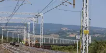 Ferma un treno e tenta la fuga in bici, condannato a quattro mesi