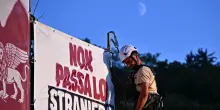 A Pontida le magliette pro e contro Salvini, 'sempre con lui', 'si dimetta subito'