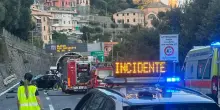 Furgone si ribalta in A10 dopo uno scontro con un'auto, un morto e due feriti