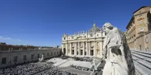 Il Vaticano sul fine vita, 'meno fondi ad armi e pi&ugrave; cure palliative'