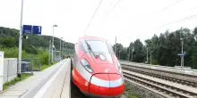 L'abbonamento all'Alta Velocit&agrave; Trenitalia diventa meno caro, ma la prenotazione &egrave; a pagamento