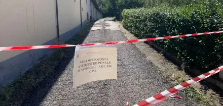 Sorprende i ladri nel cortile di casa, spara e ne uccide uno