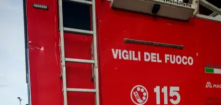 Giovane precipita per 15 metri e muore in piazza Gae Aulenti a Milano