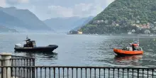 Si tuffano nel lago di Como, giovane salvato dal padre, disperso l'amico