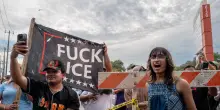 Protesta a Austin, in Texas, dopo che un agente dell'Ice ha sparato e ferito una persona