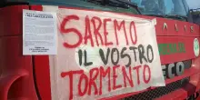 Comitati di Bagnoli e sfollati bloccano i camion del cantiere America's Cup
