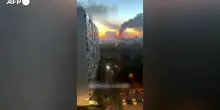 A Mosca fumo da una raffineria di petrolio dopo un attacco ucraino