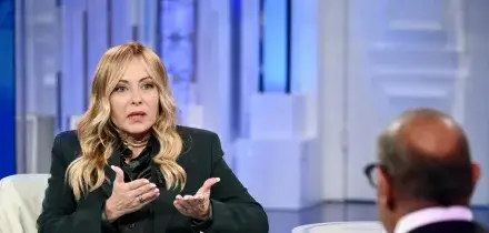 Meloni difende il tetto agli stranieri in classe e tira in ballo Mattarella