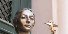 Divina d'Acciaio, una statua celebra Maria Callas al Museo Barracco di Roma