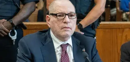 Harvey Weinstein condannato a New York a 15 anni di carcere per il crimine del 2006