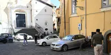 Accoltellata alle spalle da uno sconosciuto, grave una 20enne