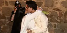 Damiano David e Dove Cameron sposi, applausi in piazza a Montalcino