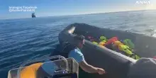 Gommone migranti squarciato in mare, arrestato un estremista di destra in Gran Bretagna