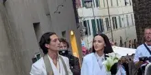 Nozze Damiano e Dove Cameron, la coppia arriva insieme su un'auto bianca