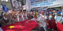 Washington, protesta anti-Xi durante la visita di Stato alla Casa Bianca