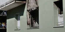 Incendio a Lucca, 2 morti e 13 feriti in un palazzo