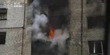 Raid russo a Kiev su un palazzo di uffici in pieno giorno, 4 morti