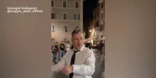 Il premier ungherese in vespa a Roma, poi canta e balla a Trastevere