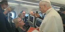 Al Papa il libro Photoansa, scambio di battute con la cronista sull'aereo
