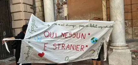 Digos rimuove striscione contro tetto stranieri a scuola, polemica a Genova
