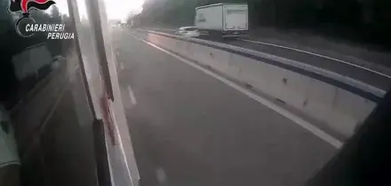Minorenne alla guida di un'auto rubata sperona un'altra vettura