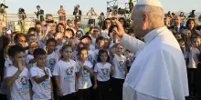 Papa Leone star sugli Champs-Elysees, in 800mila alla messa. Ora a Lourdes