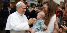 Il viaggio del Papa in Francia. Leone a Parigi al centro per migranti, primo appuntamento del giorno